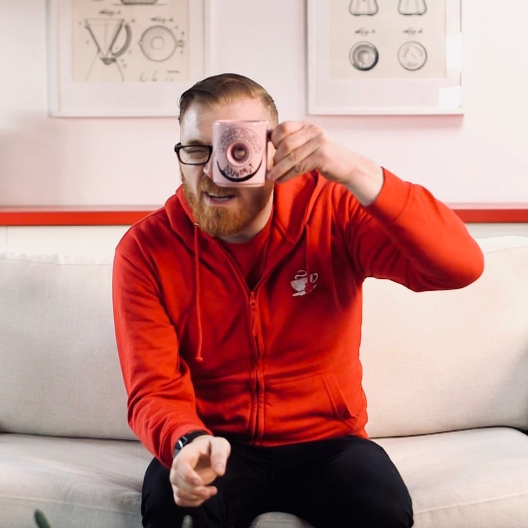 איש מחזיק כוס קפה