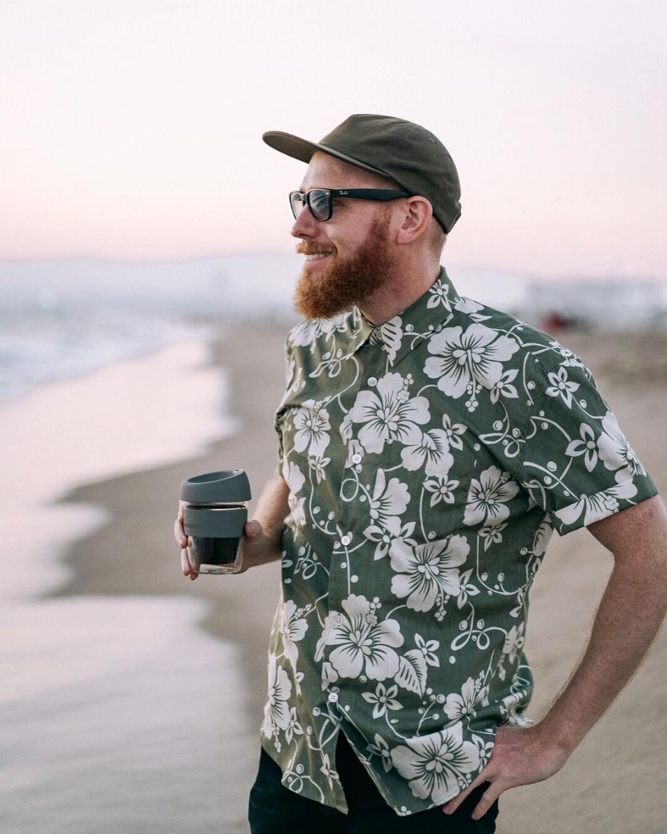 איש שותה קפה בים