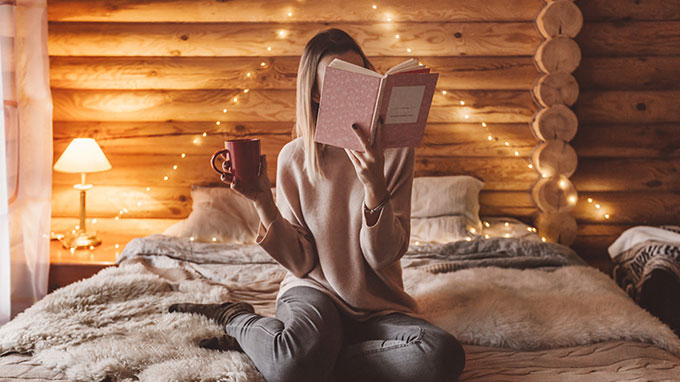 שותה קפה במיטה