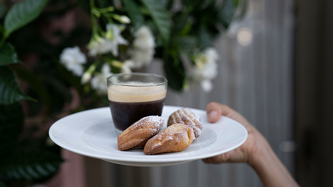 ארוחת בוקר עם קפה